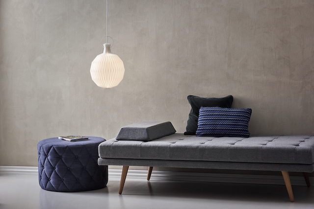 Nahaufnahme der Le Klint Model 101 Pendelleuchte Medium mit Papierschirm in einem Wohnraum.