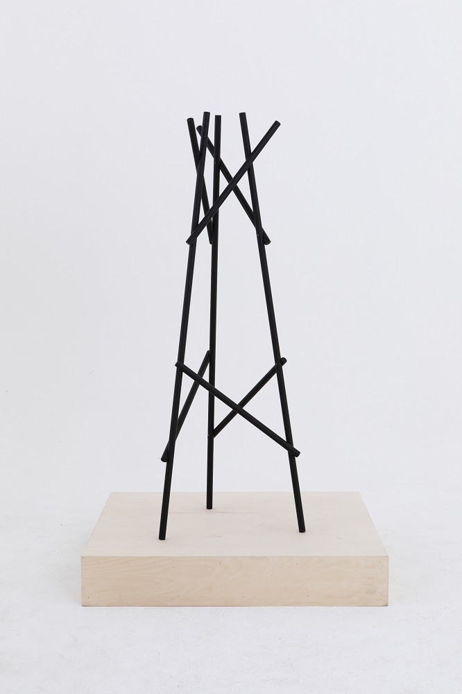 Kendo Garderobenständer von Cascando: Moderner, schwarzer Design Garderobenständer auf hellem Holzsockel. Stilvolle Flurmöbel.