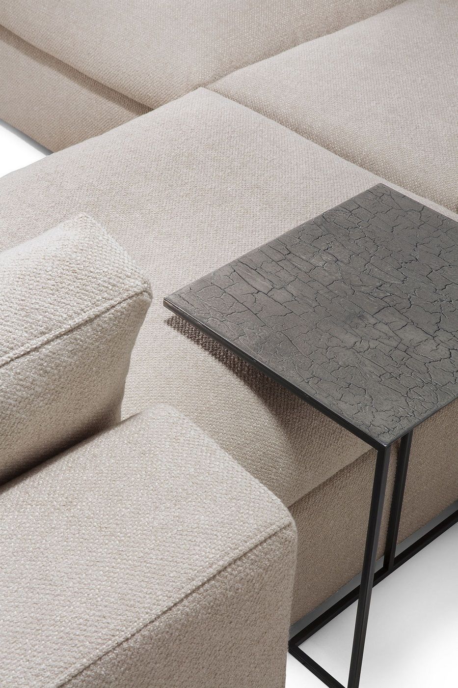 Detailaufnahme: Mellow Polsterhocker in Ivory Stoff von Ethnicraft mit Beistelltisch. Gemütlicher Hocker für Wohnzimmer.