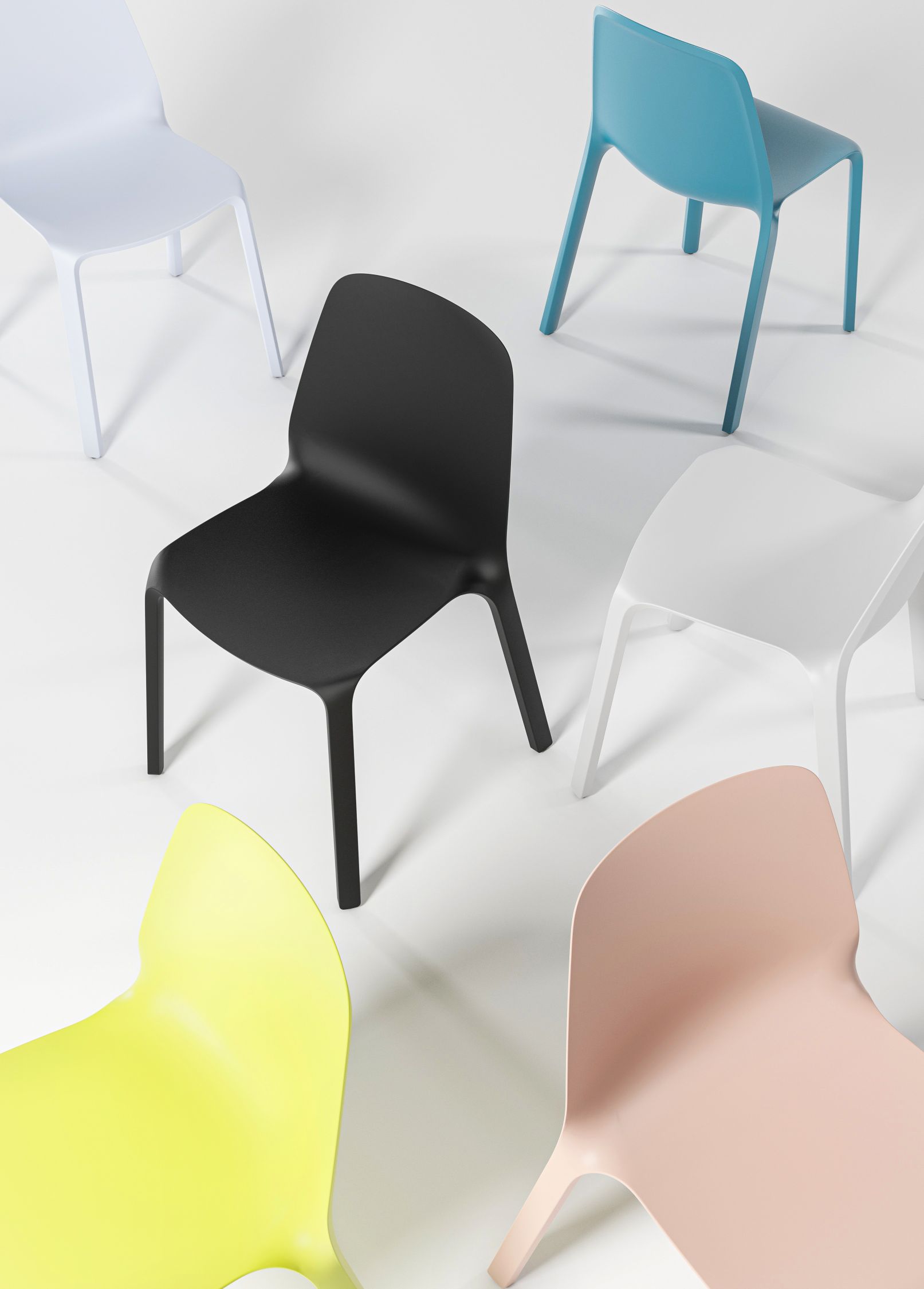 Monois1 Besucherstühle von Interstuhl in verschiedenen Farben auf weißem Hintergrund. Moderner Konferenzstuhl.