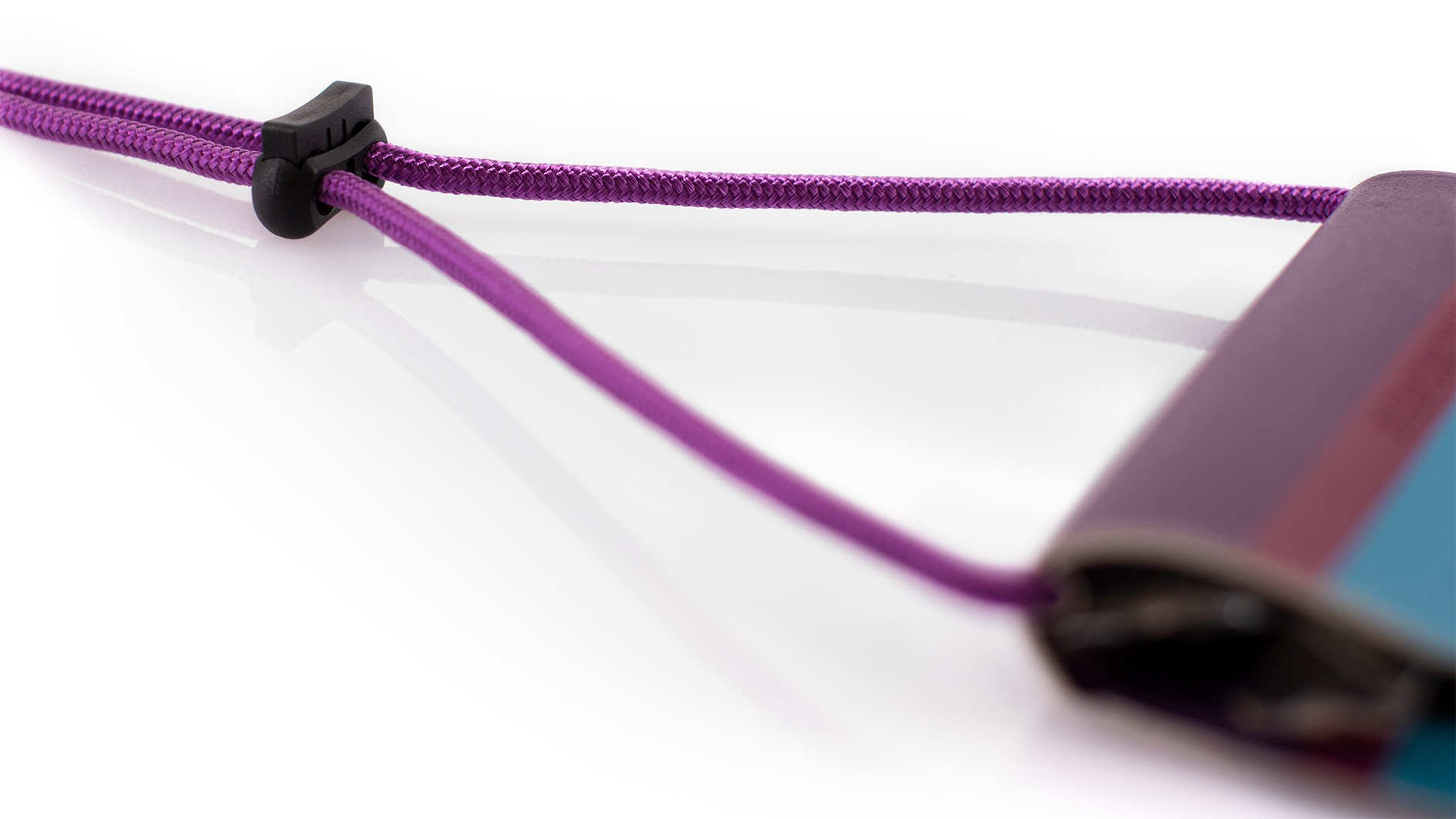 Detailaufnahme der lila Kordel und des Verschlusses einer wasserdichten Costa Handytasche.