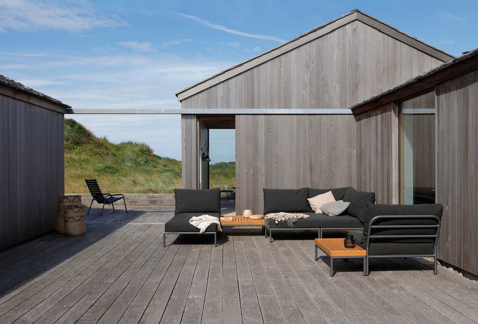 Level 2 Cozy Corner Sofa von Houe auf einer Holzterrasse, moderne Outdoor Lounge Möbel.