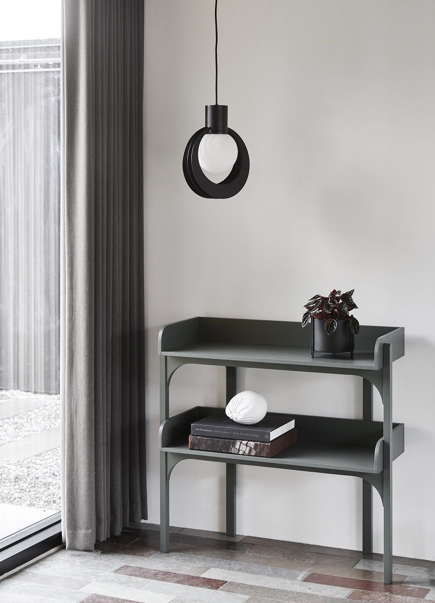 Utility Shelf Regal von Woud in Eiche dusty grün mit zwei Ablagen und Dekoration.
