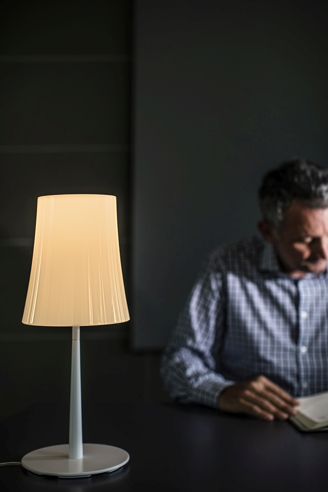 Weiße Birdie Tischleuchte von Foscarini, modernes Design für Nachttisch oder Schreibtisch.