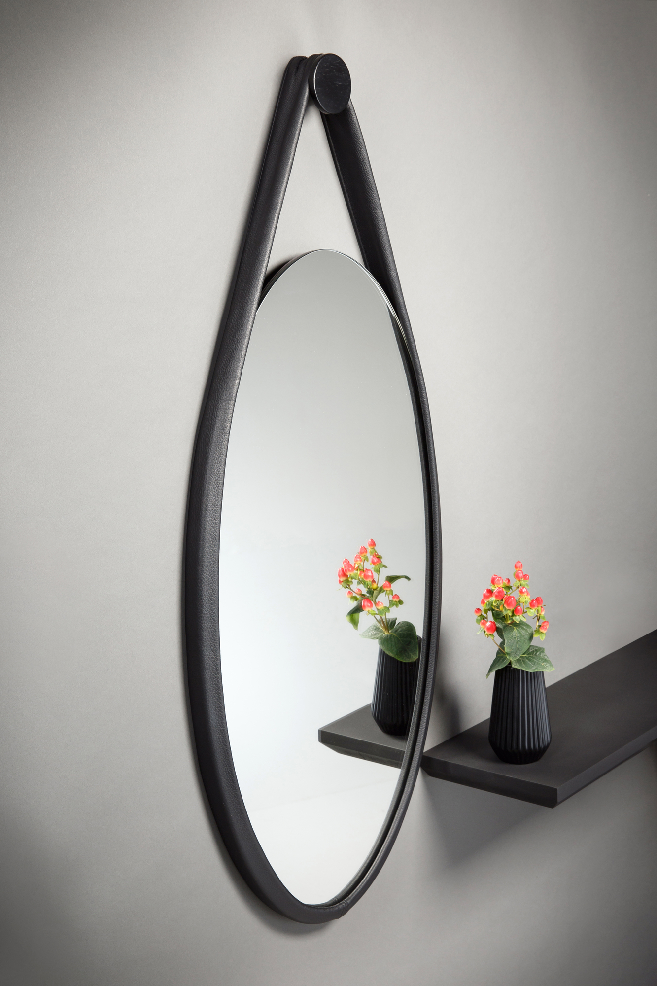 Hide Wandspiegel mit schwarzem Rahmen und Eiche-gebeiztem Aufhänger, modernes Design für stilvolle Wanddekoration.