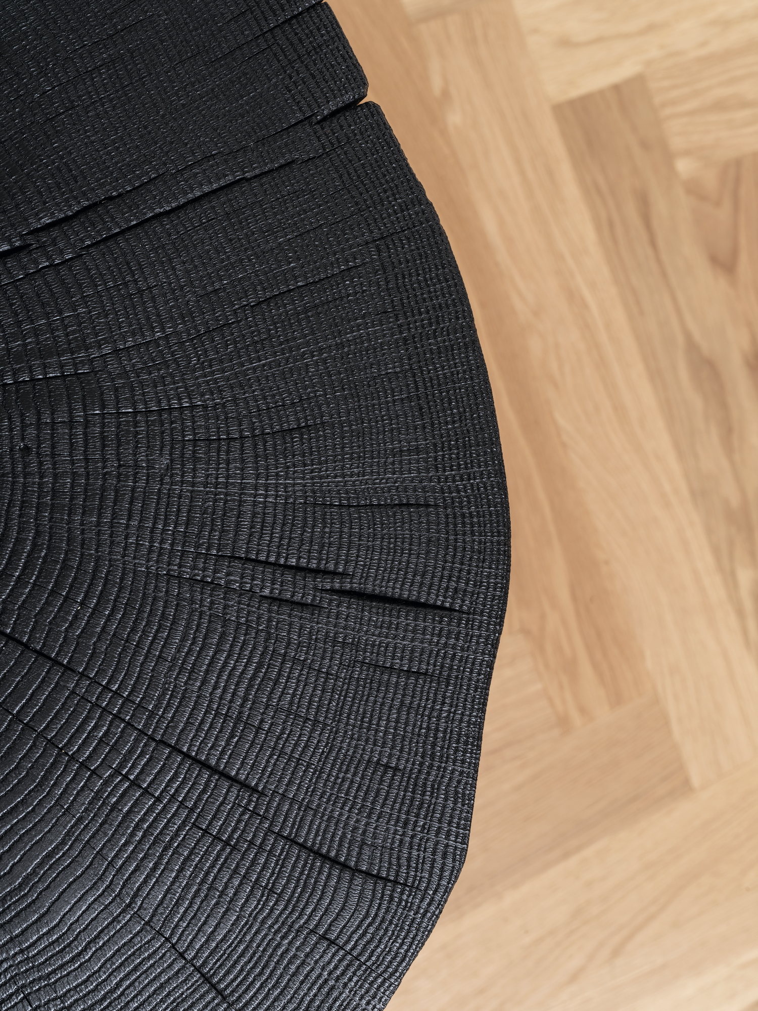 Detailaufnahme: Geköhlter Stomp Beistelltisch von Janua, H52. Schwarzer Holzbeistelltisch mit sichtbarer Holzstruktur. Modernes Möbeldesign.