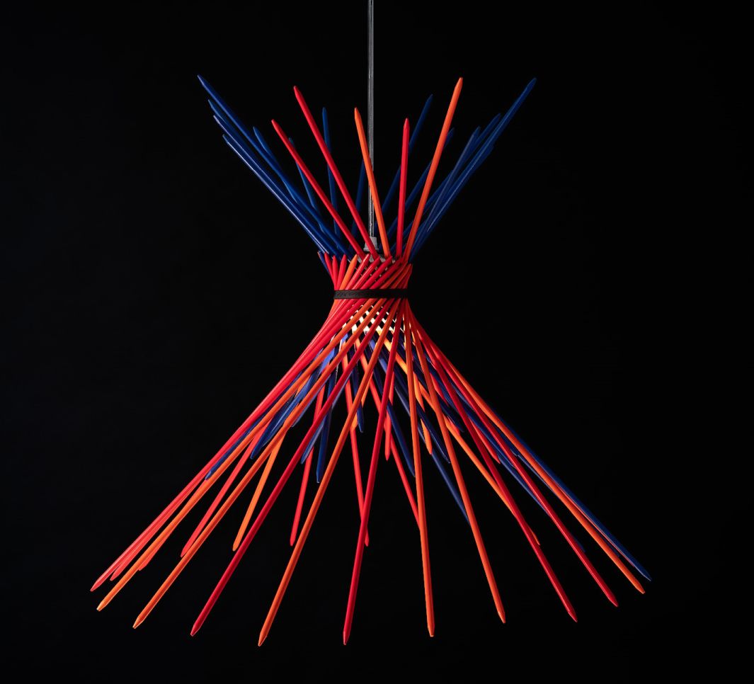 Pic-A-Stic Pendelleuchte von Ingo Maurer, moderne Hängelampe mit bunten Stäben in Rot, Orange und Blau.