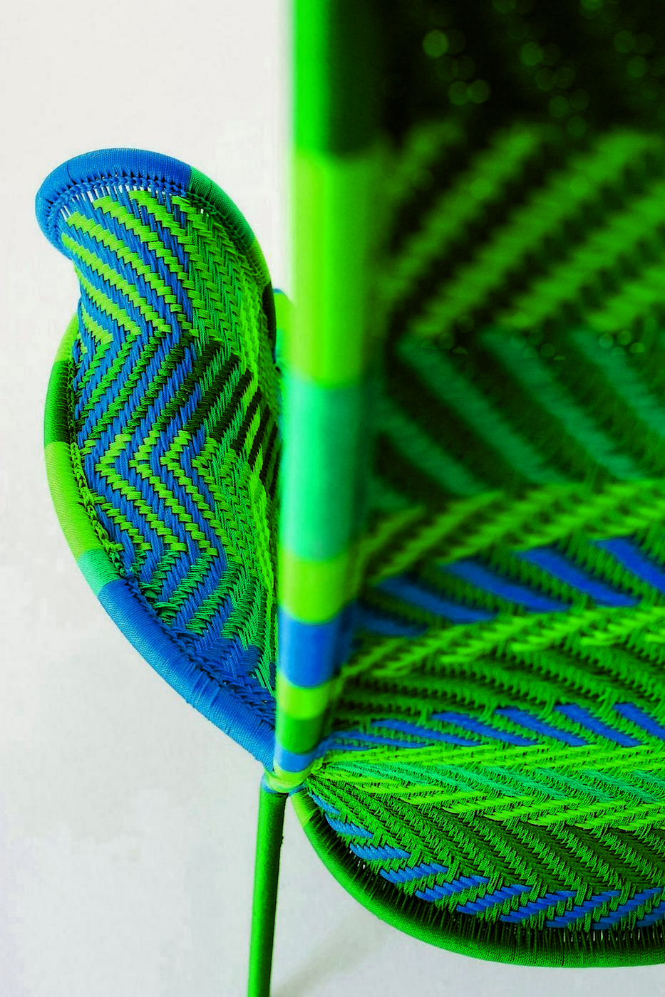 Detailaufnahme: Shadowy Sessel mit blau-grünem Webmuster, handgefertigter Design Stuhl für Wohnzimmer und Terrasse.