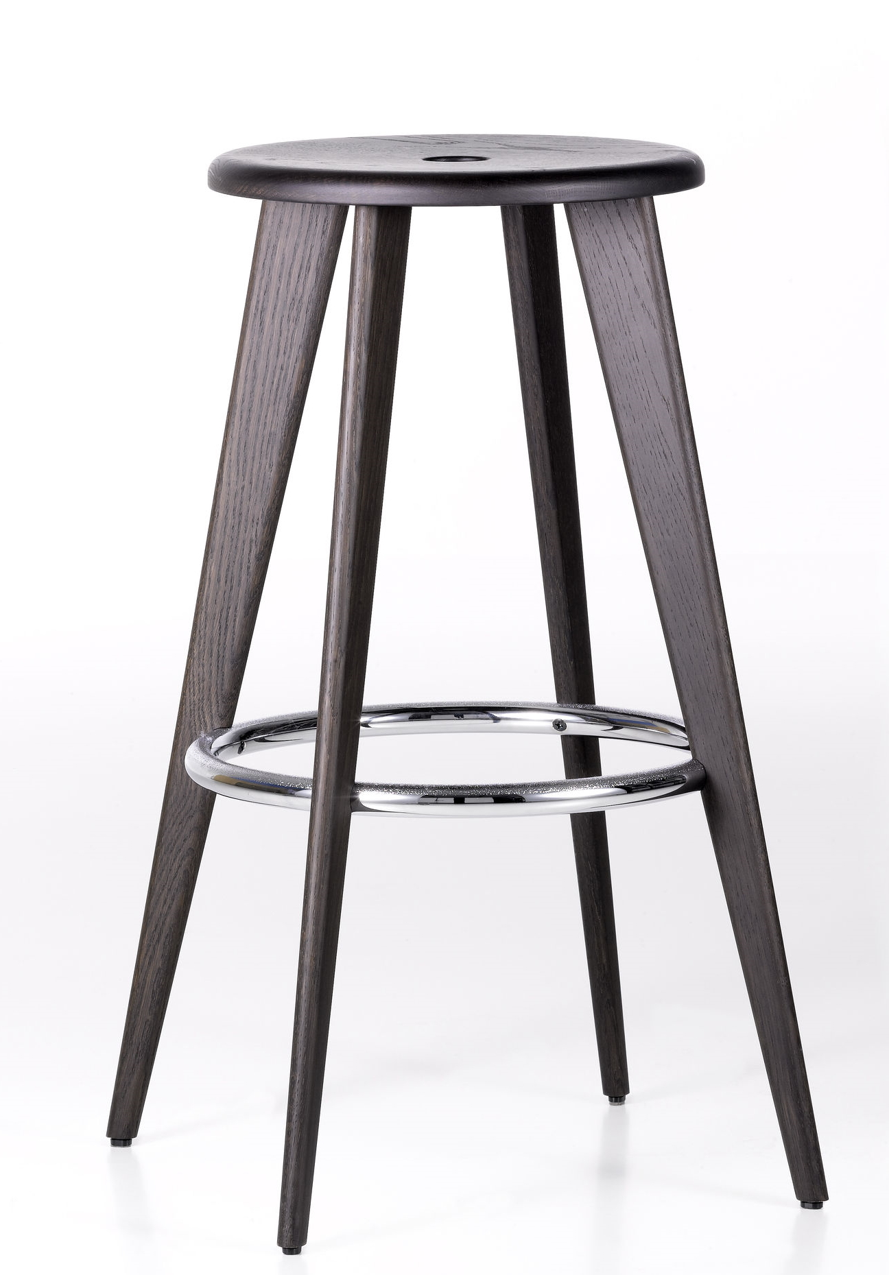 Tabouret Haut Barhocker aus dunkler Eiche mit Fußstütze aus Chrom, freigestellt auf Weiß.