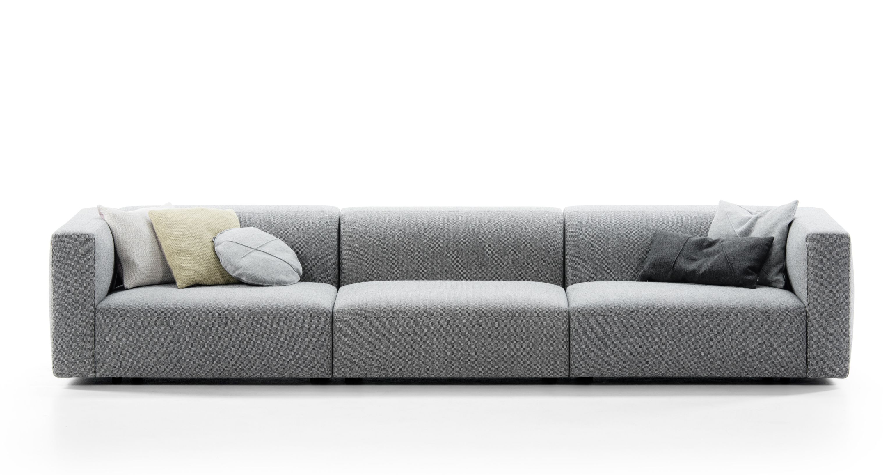 Graues Match Sofa von Prostoria mit Kissen, moderne Wohnzimmermöbel für stilvolles Wohnen.