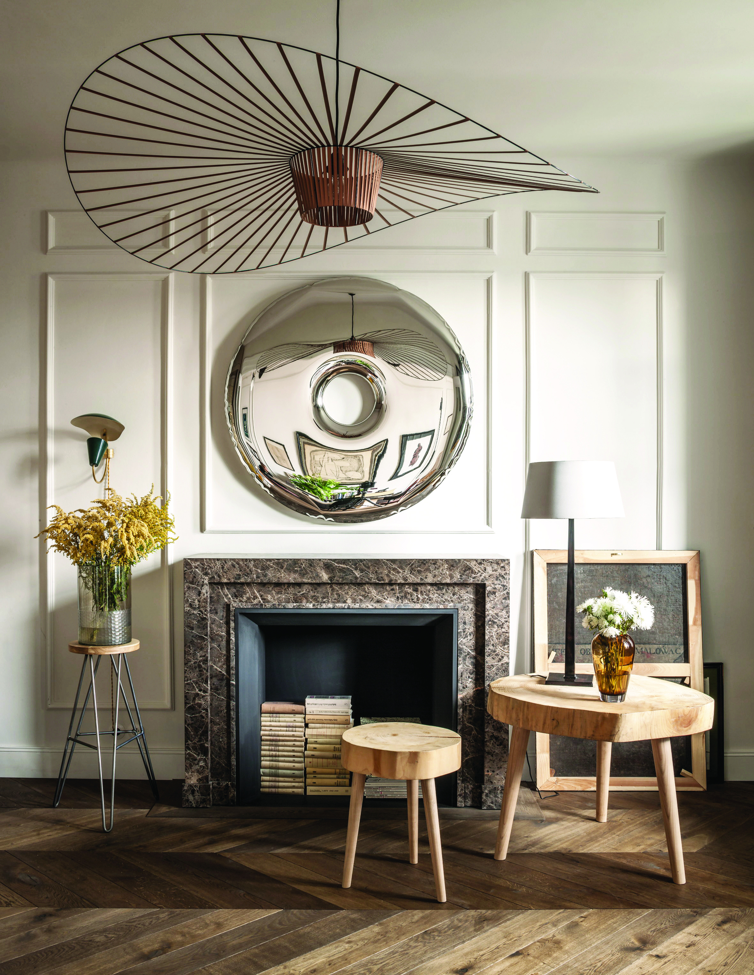 Runder Rondo Spiegel von Zieta, 150 cm, über einem Marmorkamin in einem stilvollen Wohnzimmer.