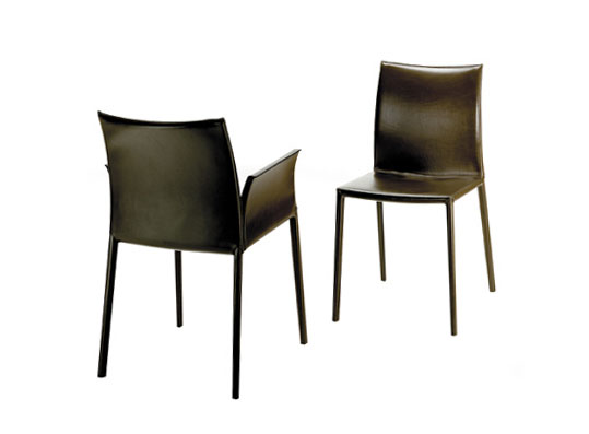 Zwei schwarze Lea Stühle ohne Armlehne von Zanotta, modernes Design für Esszimmer und Büro.