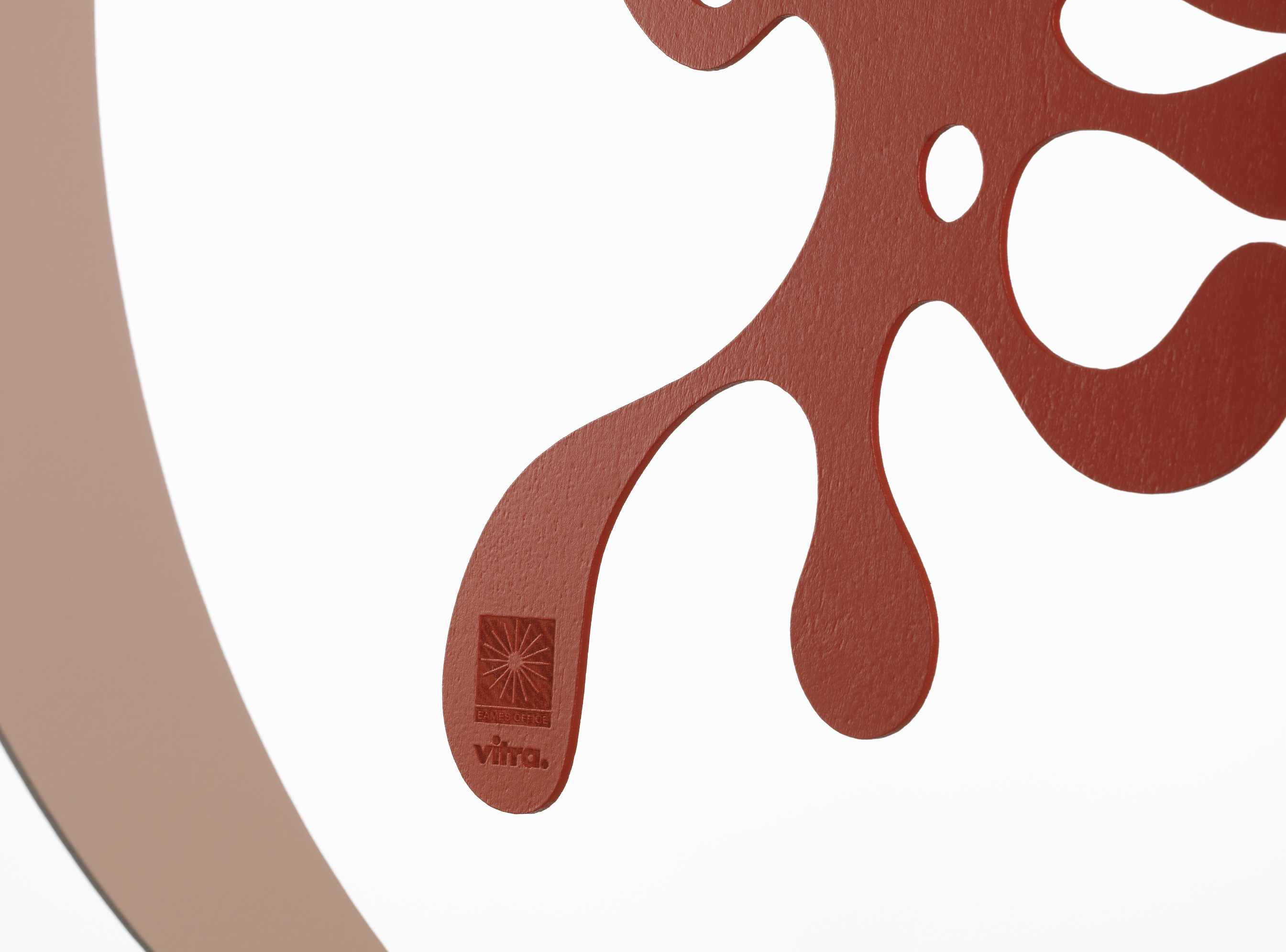 Detailaufnahme des Vitra Plywood Mobile in Bicolor, ein dekoratives Einzelstück aus Holz.