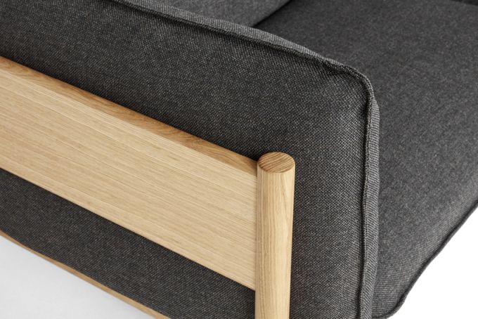 Detailaufnahme: Arbour Eco Sofa mit grauem Re-wool Bezug und geöltem Eichenholzrahmen von Hay.