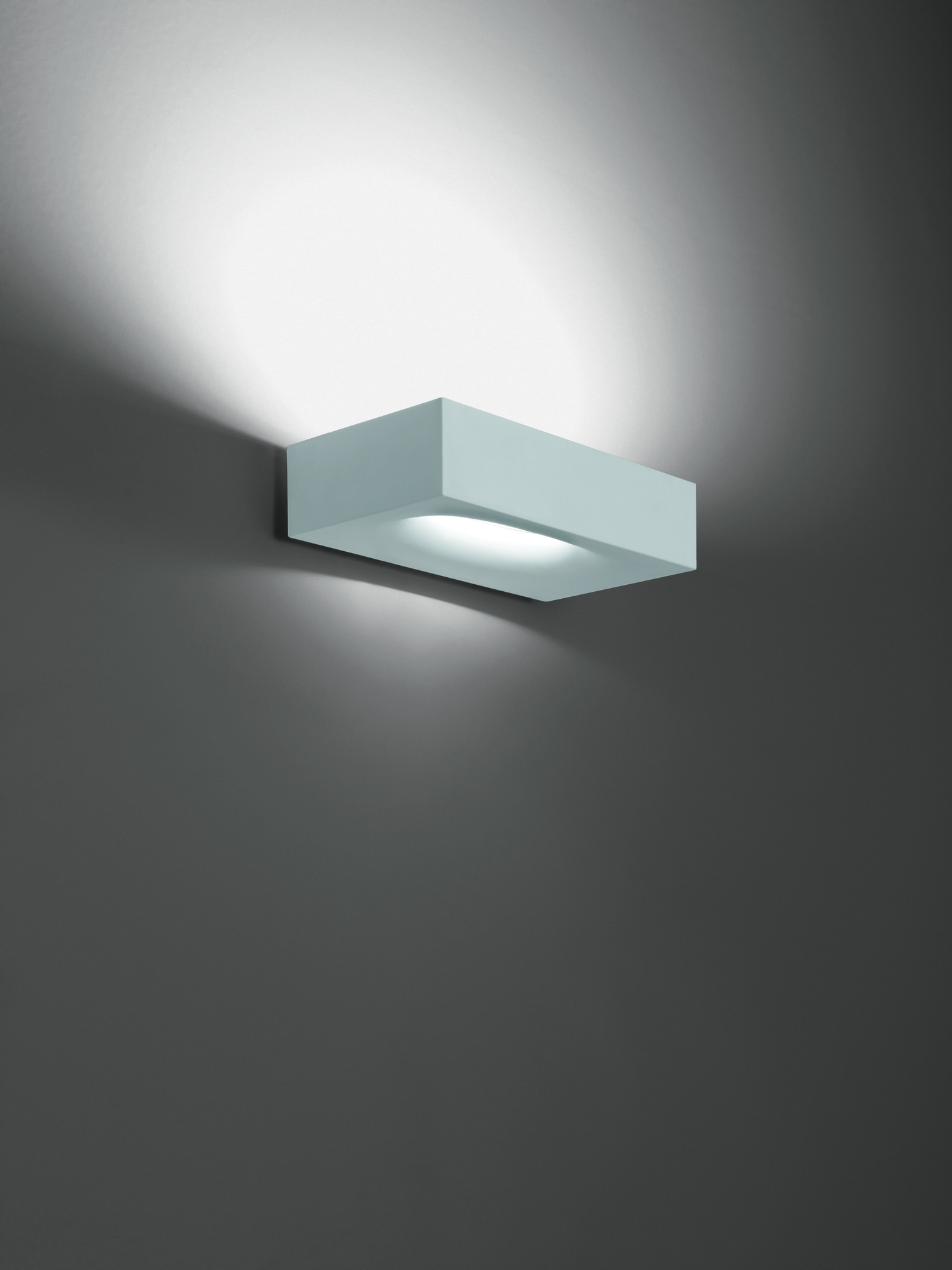 Nahaufnahme der Melete LED Wandleuchte von Artemide, modernes Design, indirekte Beleuchtung.