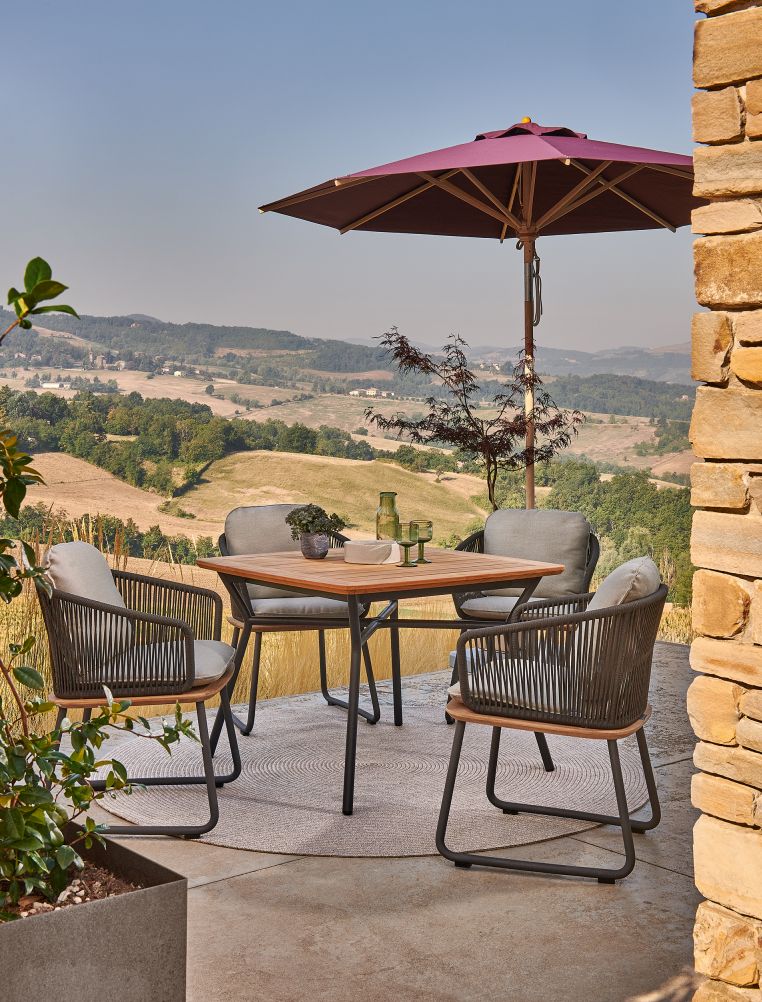 Denia Teak Esstisch von Weishäupl mit Stühlen und Sonnenschirm im Freien. Outdoor Möbel für Garten und Terrasse.