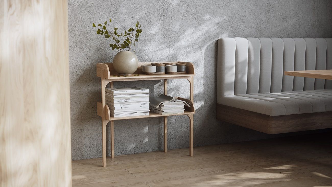 Helles Holzregal "Utility Shelf" von Woud mit zwei Ablagen, dekoriert mit Büchern, Keramik und einer Vase.