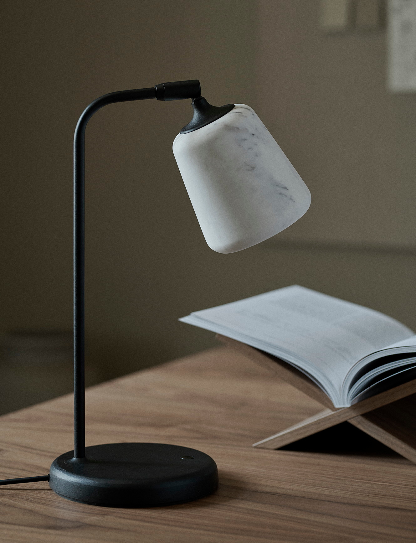 New Works Material Table Lamp "The Black Sheep Edition" mit Marmor-Schirm auf einem Tisch.