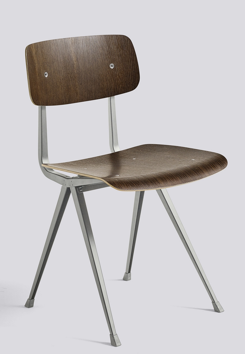 Nahaufnahme des Result Chair Stuhls von Hay mit Holzschale und Metallgestell. Design Stuhl für Esszimmer und Büro.
