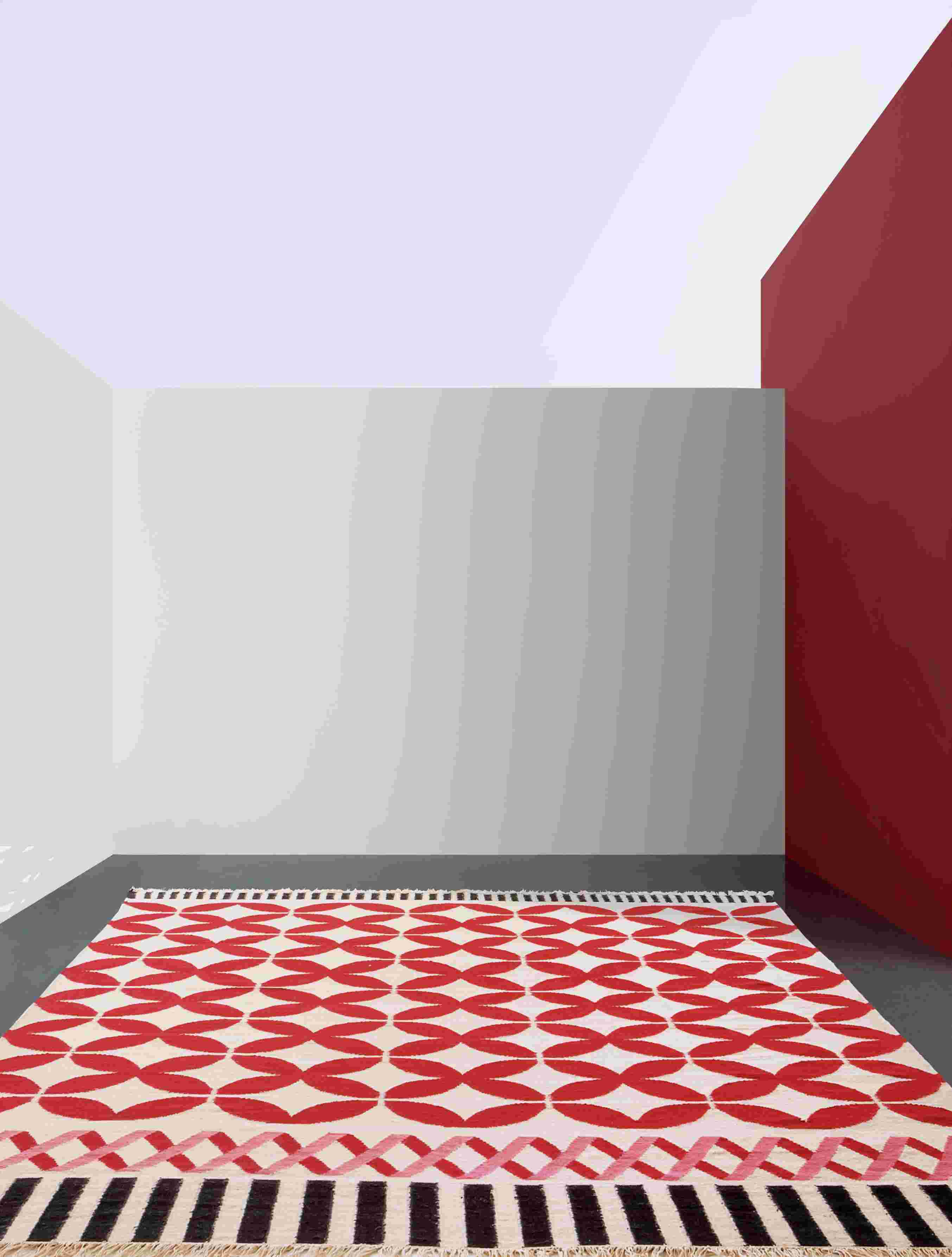 Kilim Catania Teppich mit rotem Muster und Fransen, handgewebter Wollteppich für Wohnzimmer.