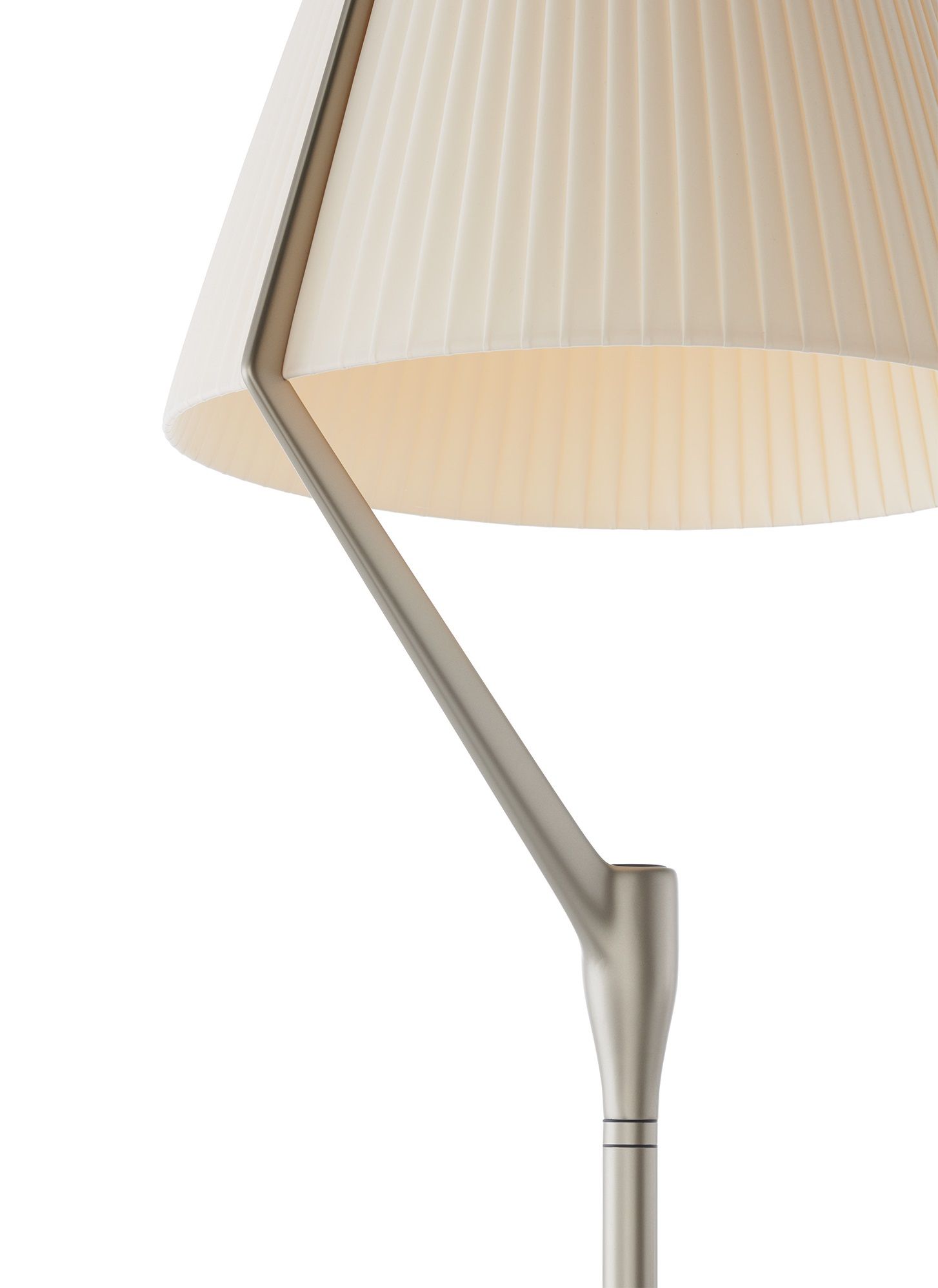 Detailaufnahme der Angelo Stone Stehleuchte von Kartell mit plissiertem Lampenschirm und Metallgestell.