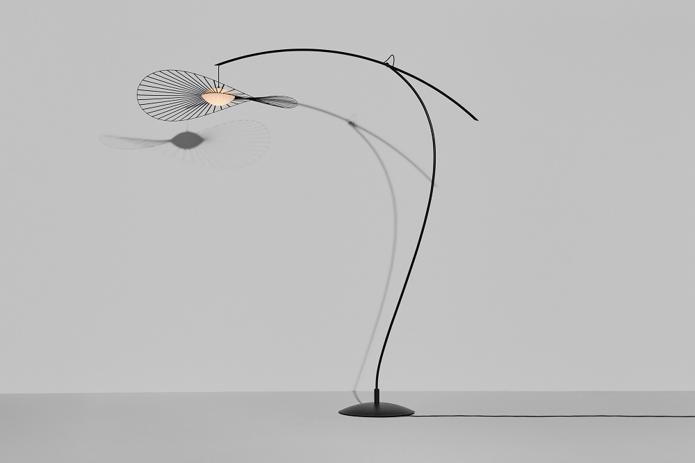 Elegante Vertigo Nova Stehleuchte von Petite Friture, schwarz-weiße Designlampe mit filigranem Lampenschirm und Bogenleuchte.
