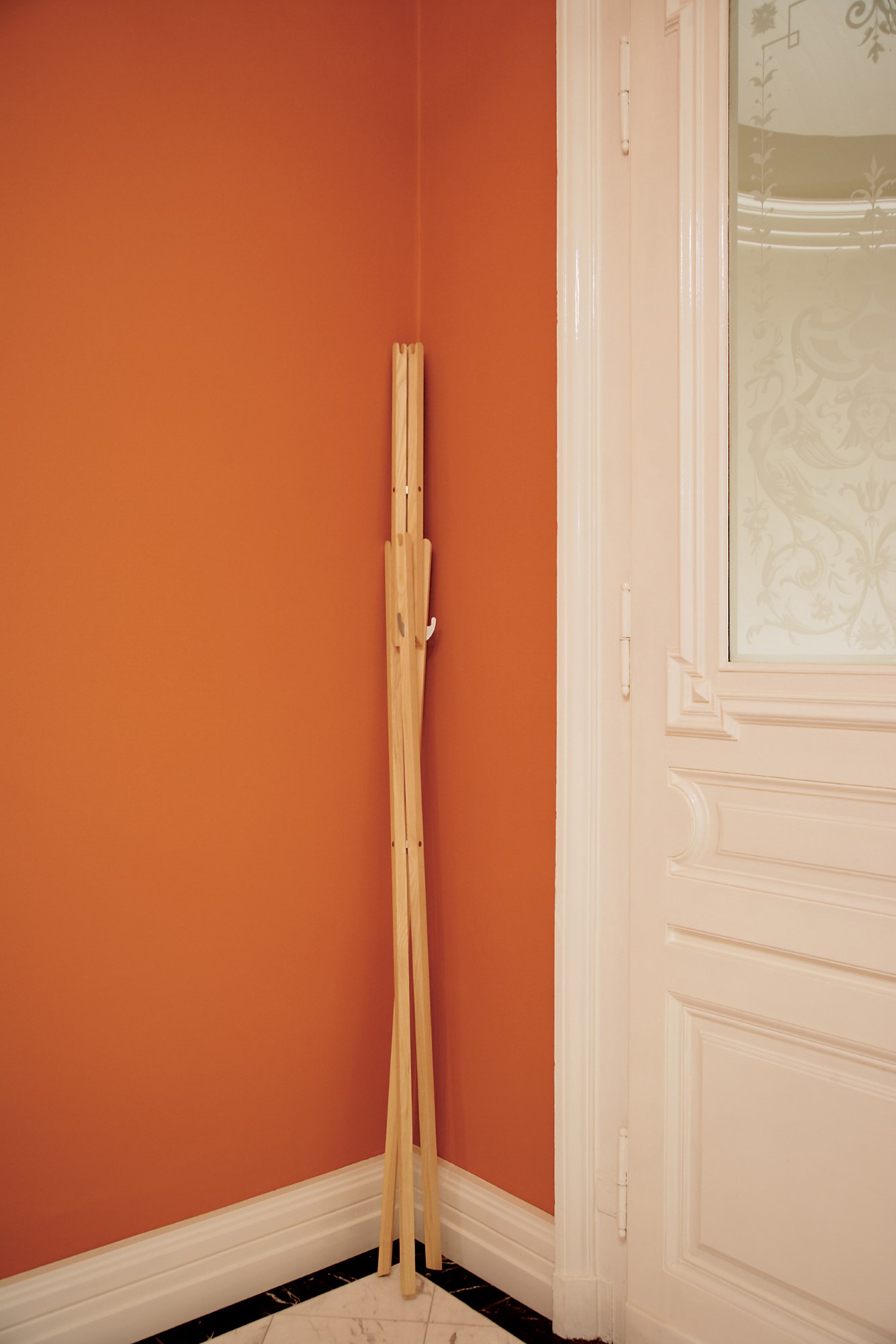 Hut ab Garderobenständer von Moormann aus hellem Holz, platzsparend in einer Ecke stehend.