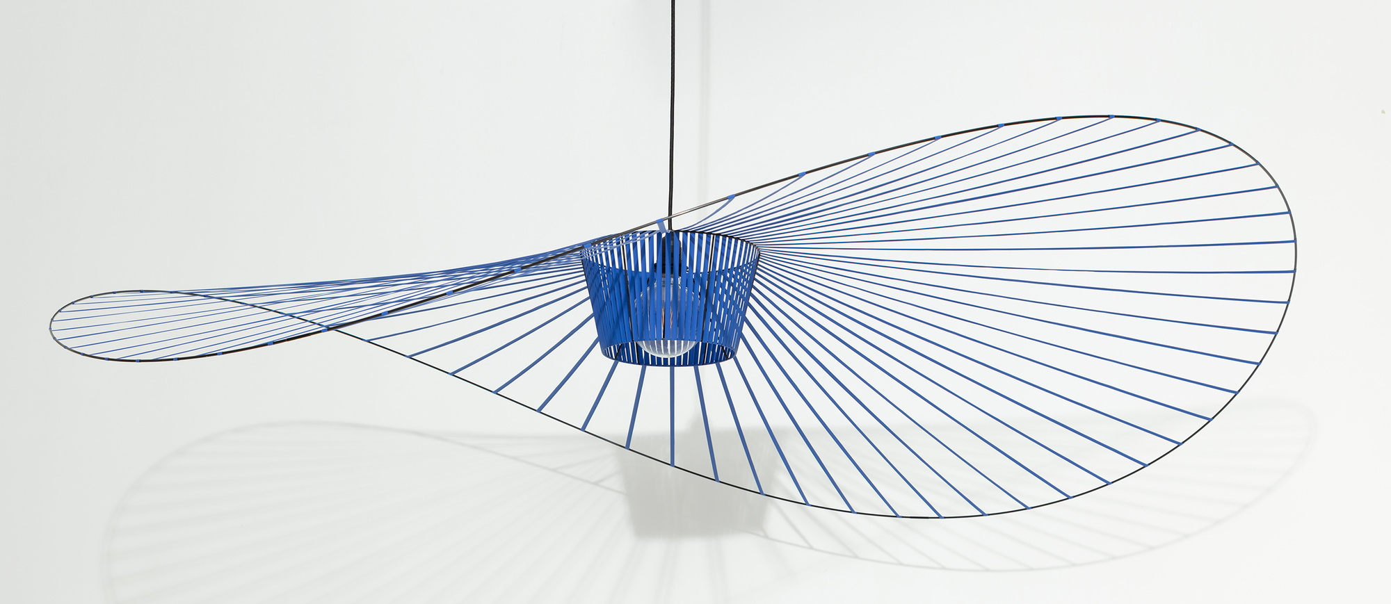 Vertigo Pendelleuchte Medium Kobaltblau von Petite Friture, moderne Designerlampe mit grafischem, blauem Lampenschirm und Lichteffekten.