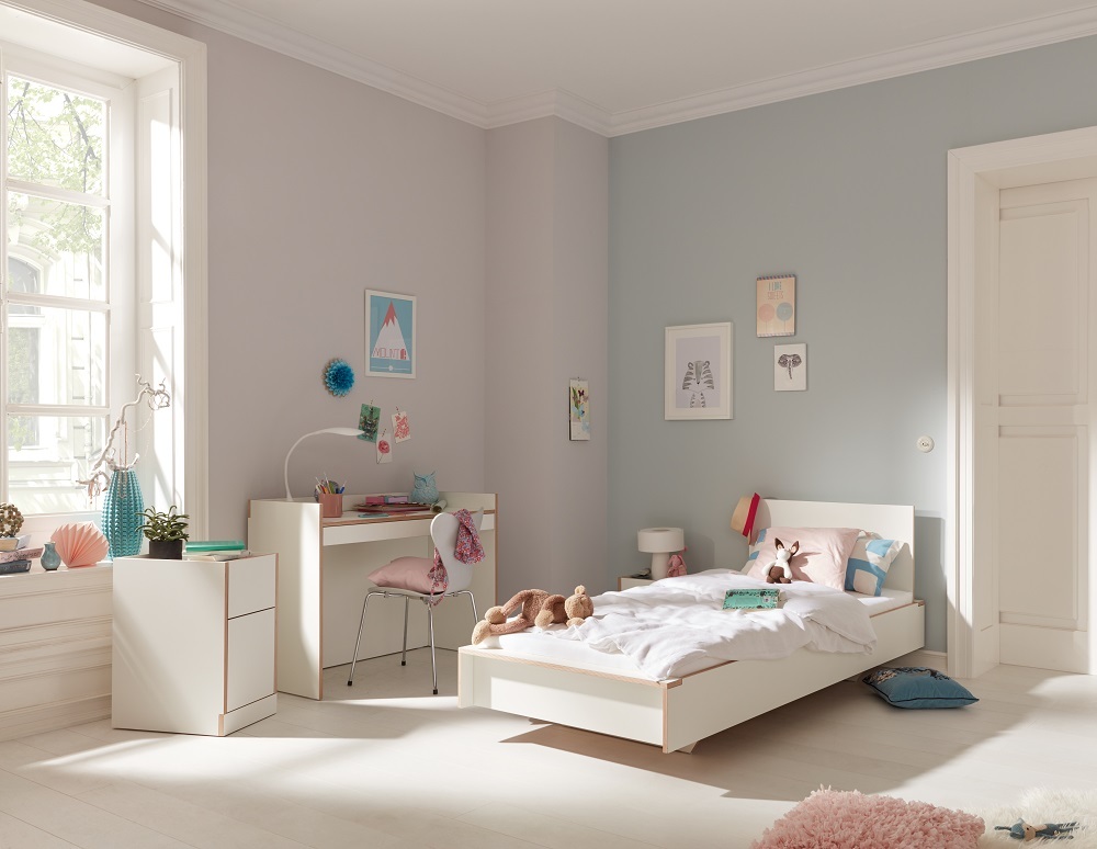 Helles Kinderzimmer mit Flai Einzelbett von Müller Möbelwerkstätten, Schreibtisch und Fensterplatz.
