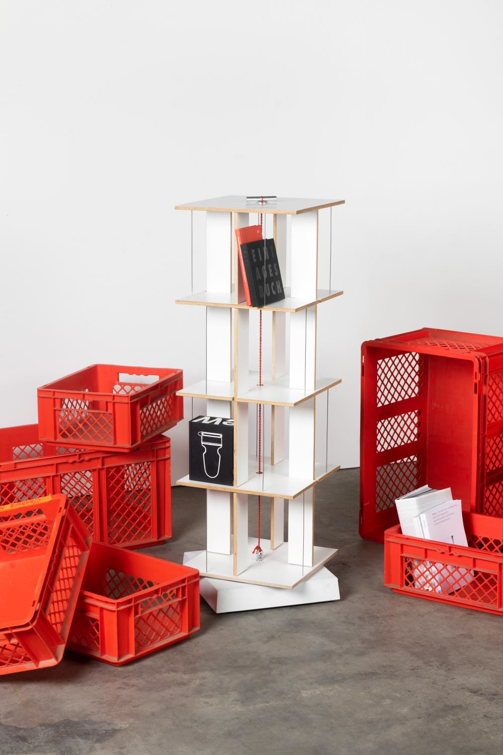 Buchstabler Bücherturm, DVD-Regal Nils Holger Moormann