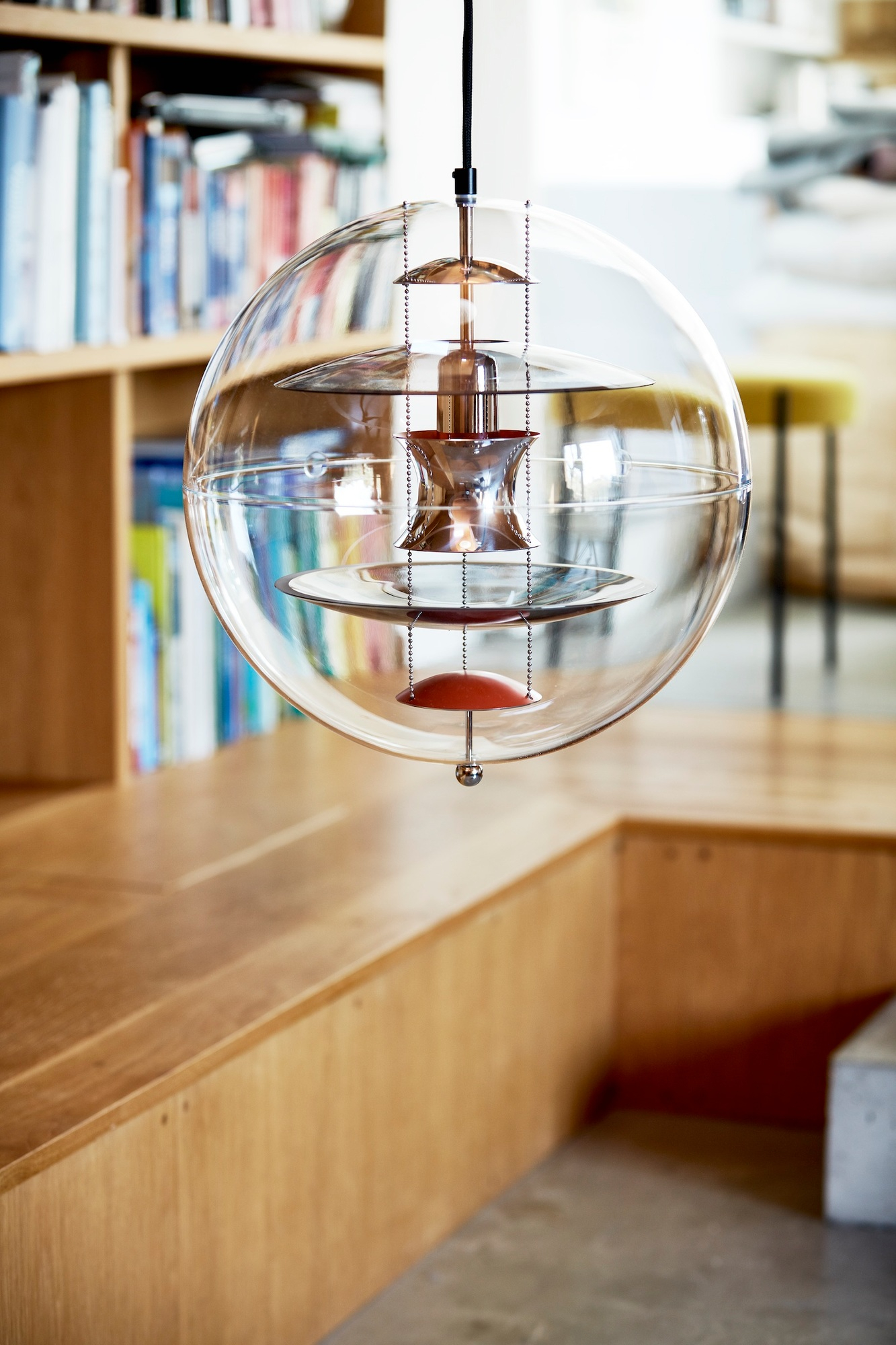 VP Globe Pendelleuchte von Verpan mit transparentem Glas und farbigen Elementen, modernes Design für Wohnräume.