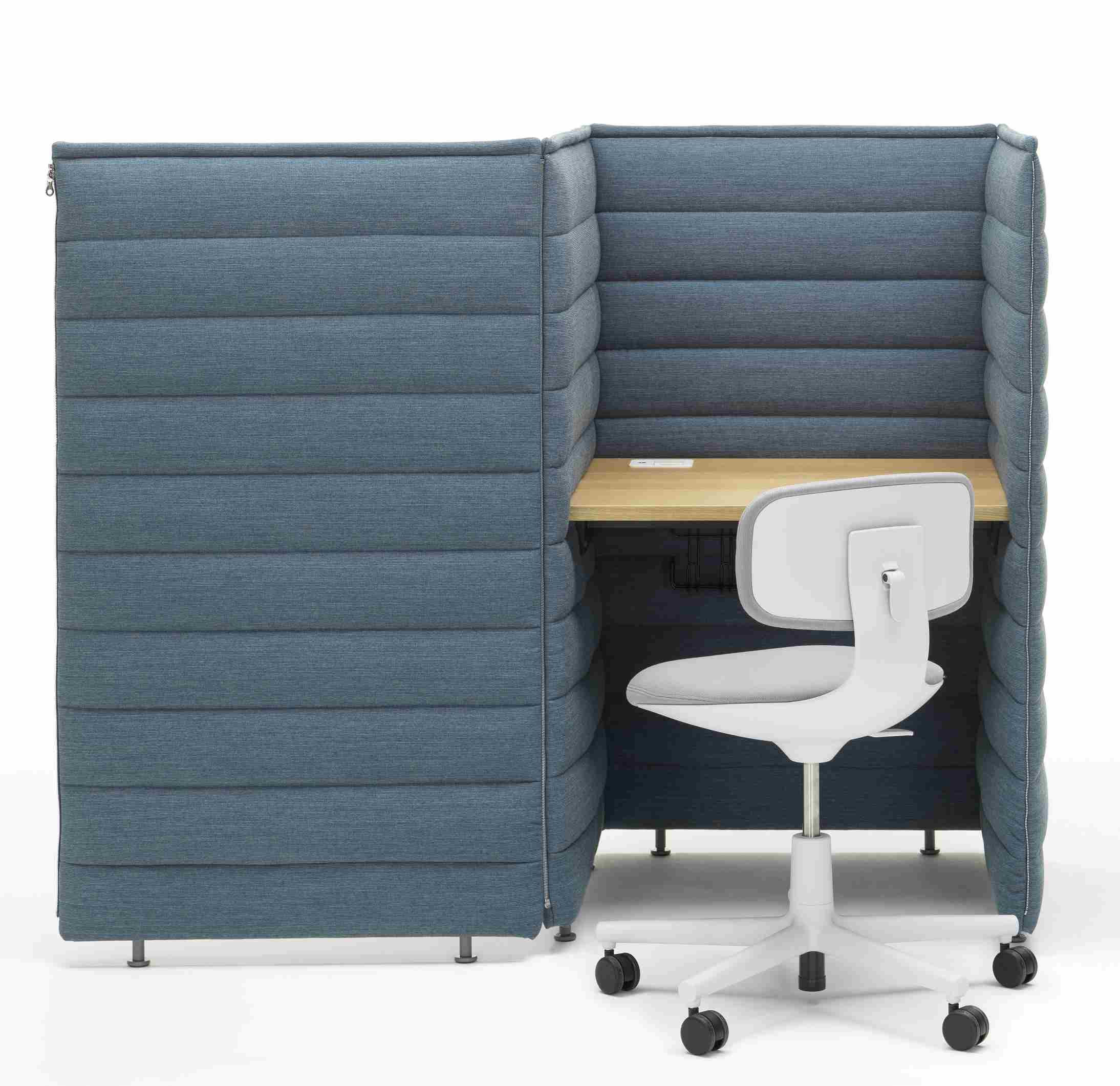 Vitra Alcove Schreibtisch mit blauen, gepolsterten Wänden und Bürostuhl. Ideal für konzentriertes Arbeiten im Büro.