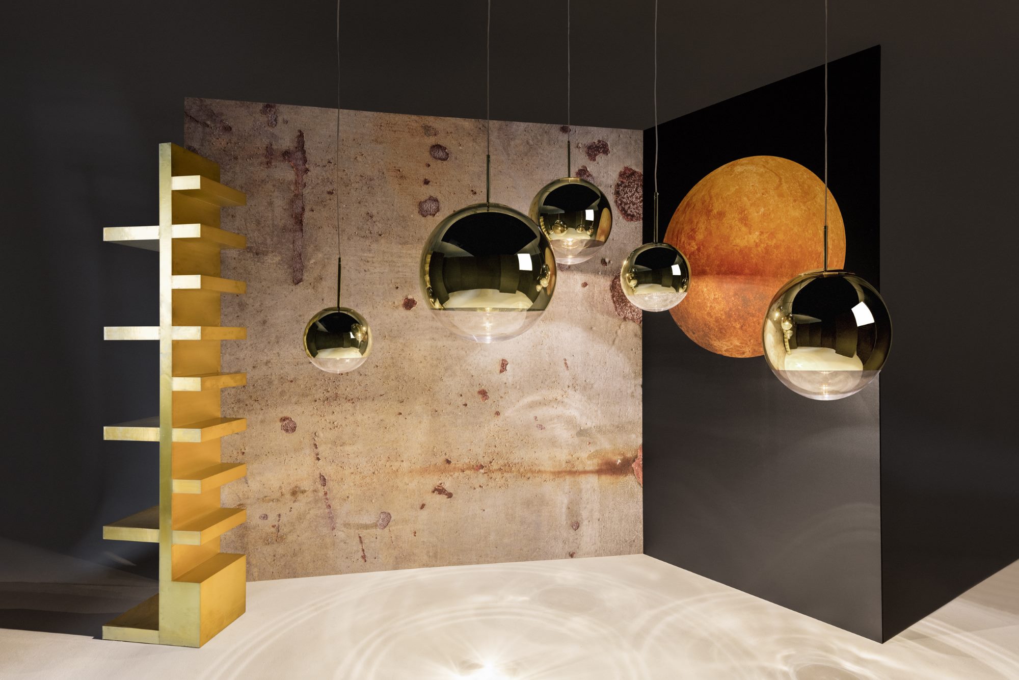 Mehrere goldene Mirror Ball Hängeleuchten von Tom Dixon in modernem Interieur mit Regalen.