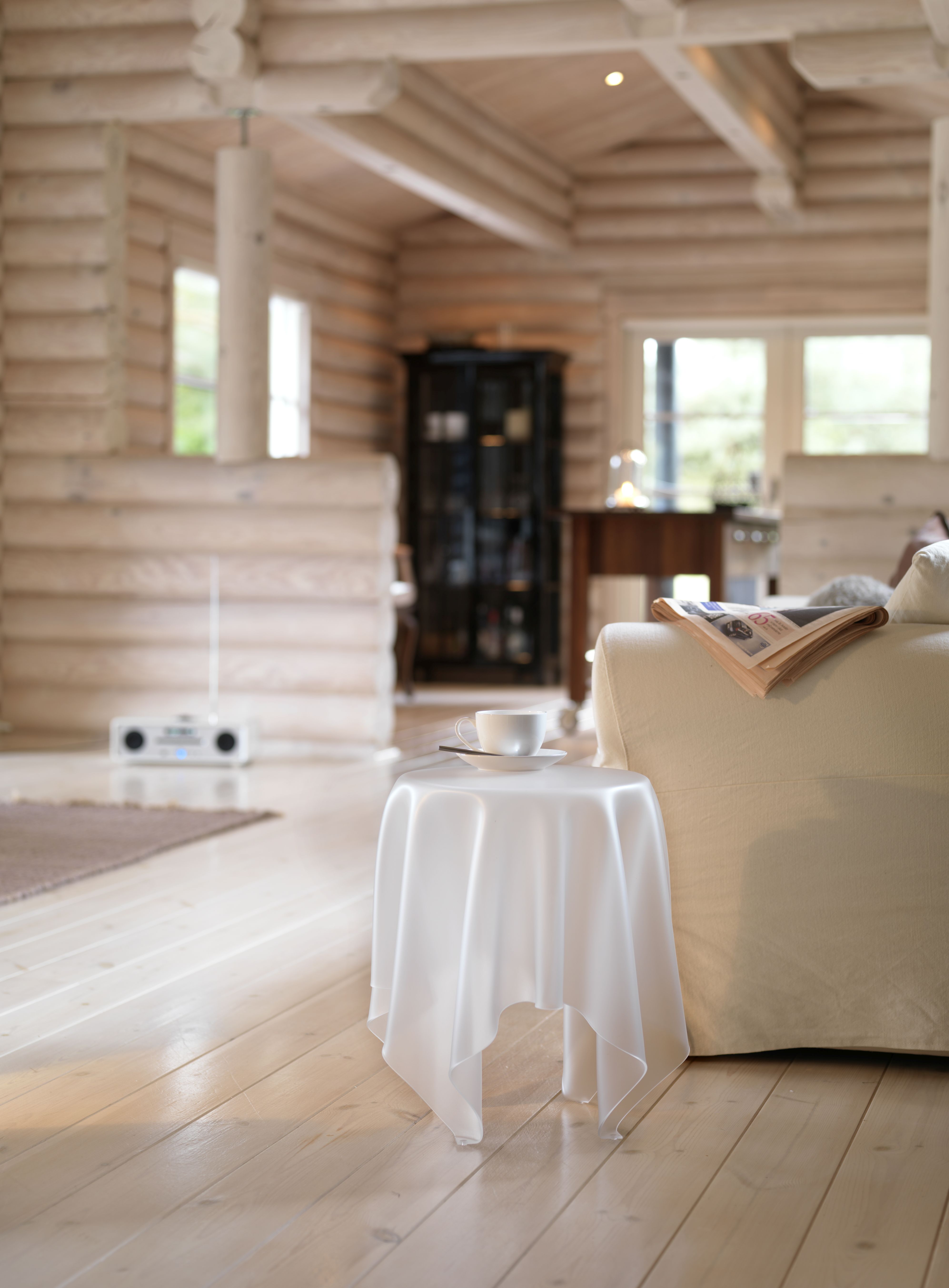 Essey Illusion Beistelltisch in Eisweiß mit Tasse in hellem Wohnzimmer, skandinavisches Design.