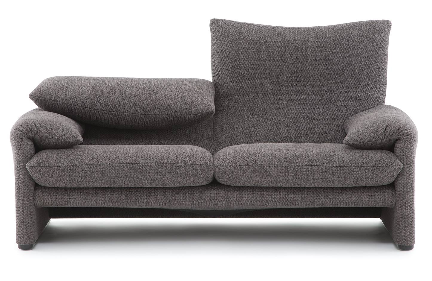 Graues 675 Maralunga Sofa Zweisitzer von Cassina mit verstellbarer Rückenlehne und Armlehnen. Modernes Design für Wohnzimmer.