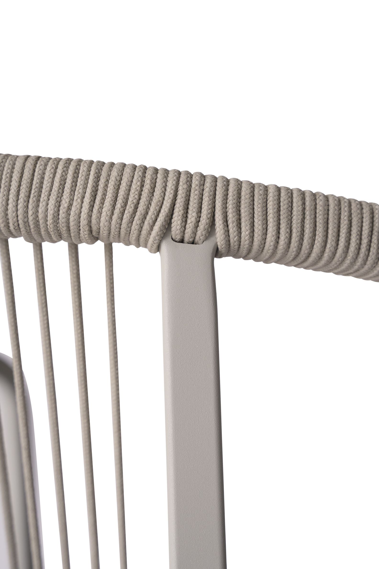 Detailaufnahme des Vipp Lagrasse Stuhls: Geflochtene Seilbespannung und graues Metallgestell des Outdoor Stuhls.