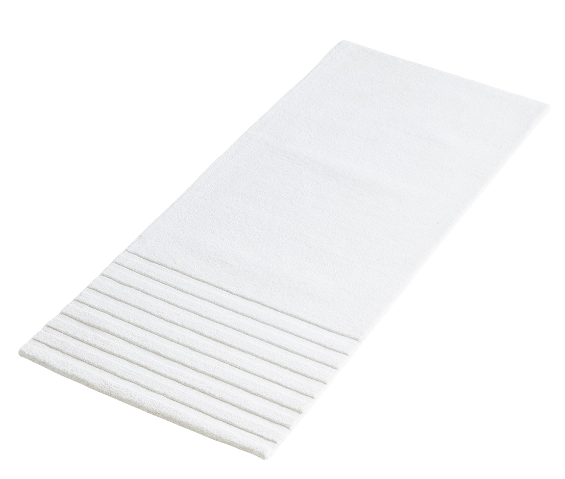 Weißer Kyoto Teppich von Woud, 80x200 cm, mit gerippter Struktur am unteren Ende.