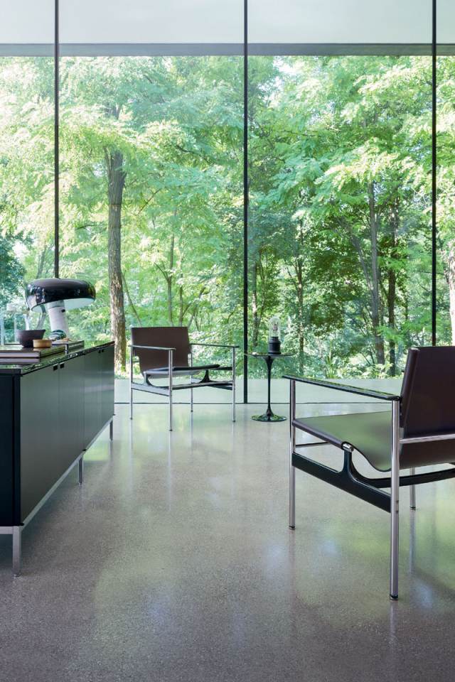 Zwei Pollock Sessel von Knoll International in modernem Wohnraum mit Blick auf den Garten.