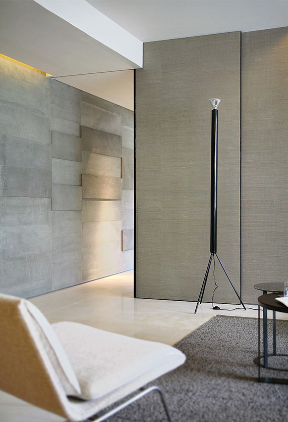 Moderne Flos Stehleuchte Luminator in Weiß, schlankes Design mit Dreibein-Fuß für Wohnzimmer und Büro.