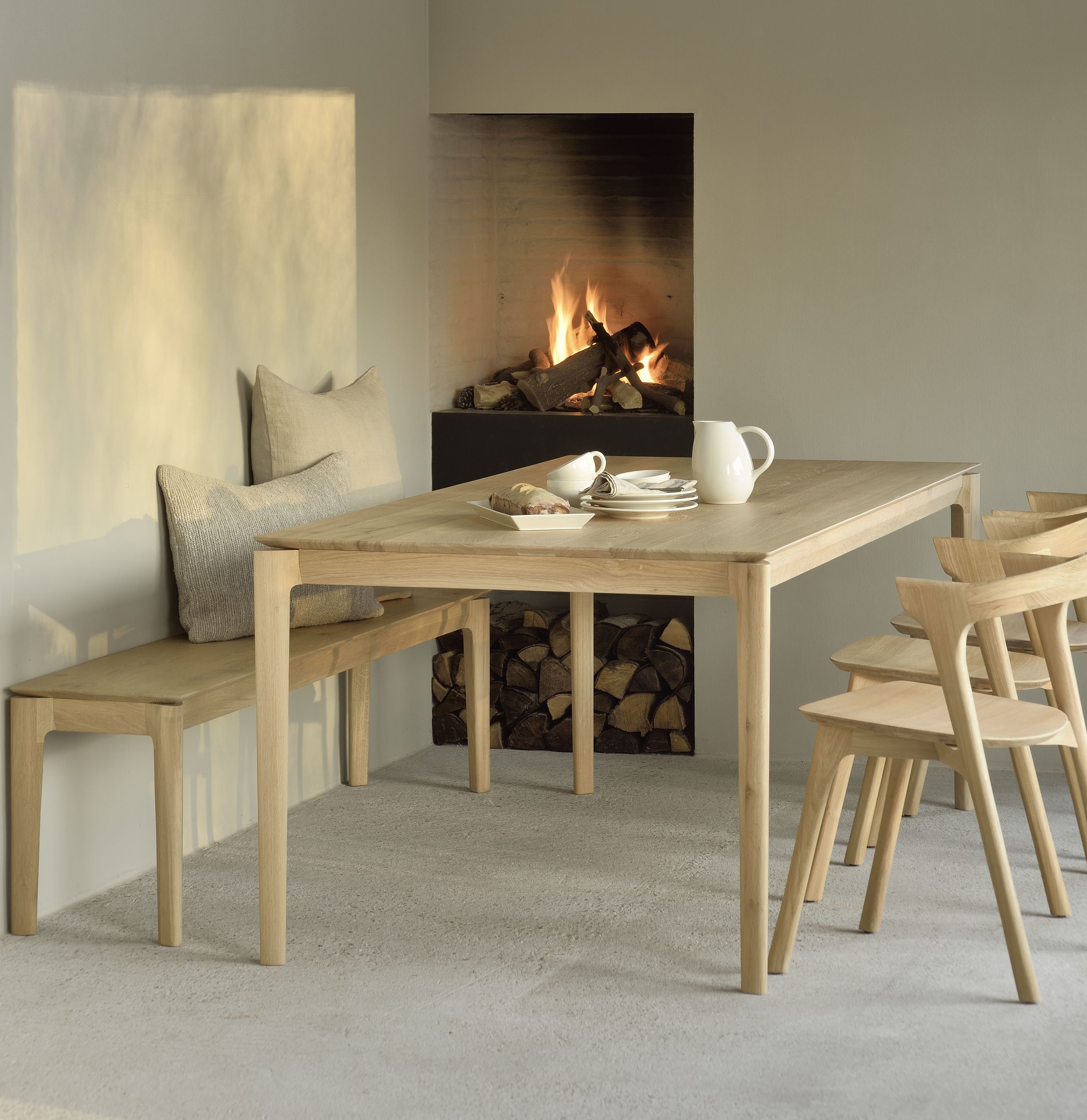 Bok Bank Eiche Ethnicraft Esszimmer-Set mit Tisch, Bank und Stühlen vor Kamin.