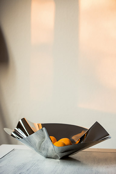 Philippi Margarethe Schale: Moderne Dekoschale aus Metall mit Orangen, ein stilvolles Einzelstück für Obst und Deko.