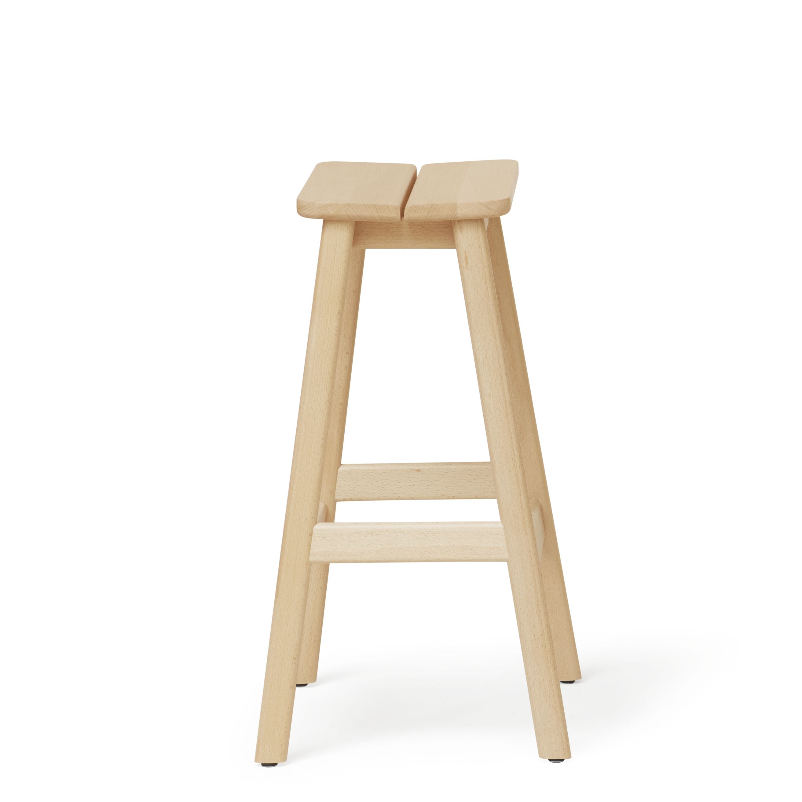 Angle Barhocker von Form & Refine aus hellem Holz, minimalistisches Design für Küche und Bar.