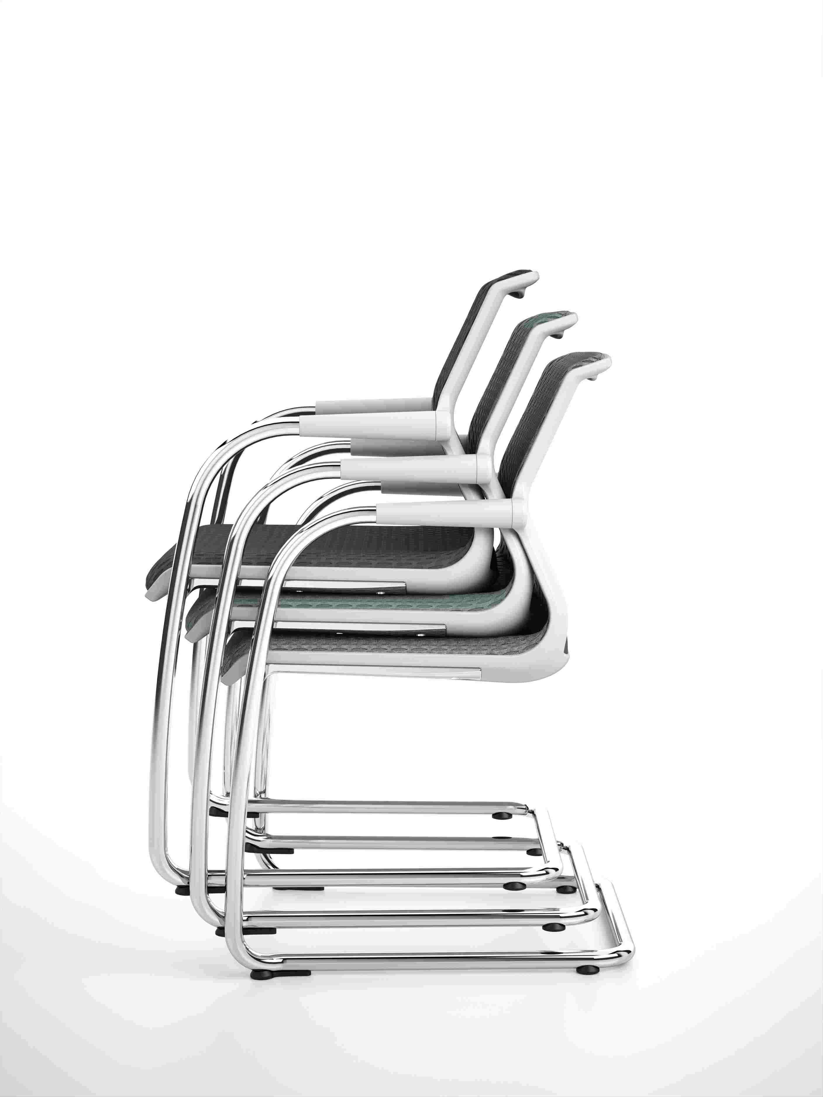 Drei graue Vitra Unix Freischwinger Stühle mit verchromtem Gestell, nicht stapelbar, in einer Reihe aufgereiht.