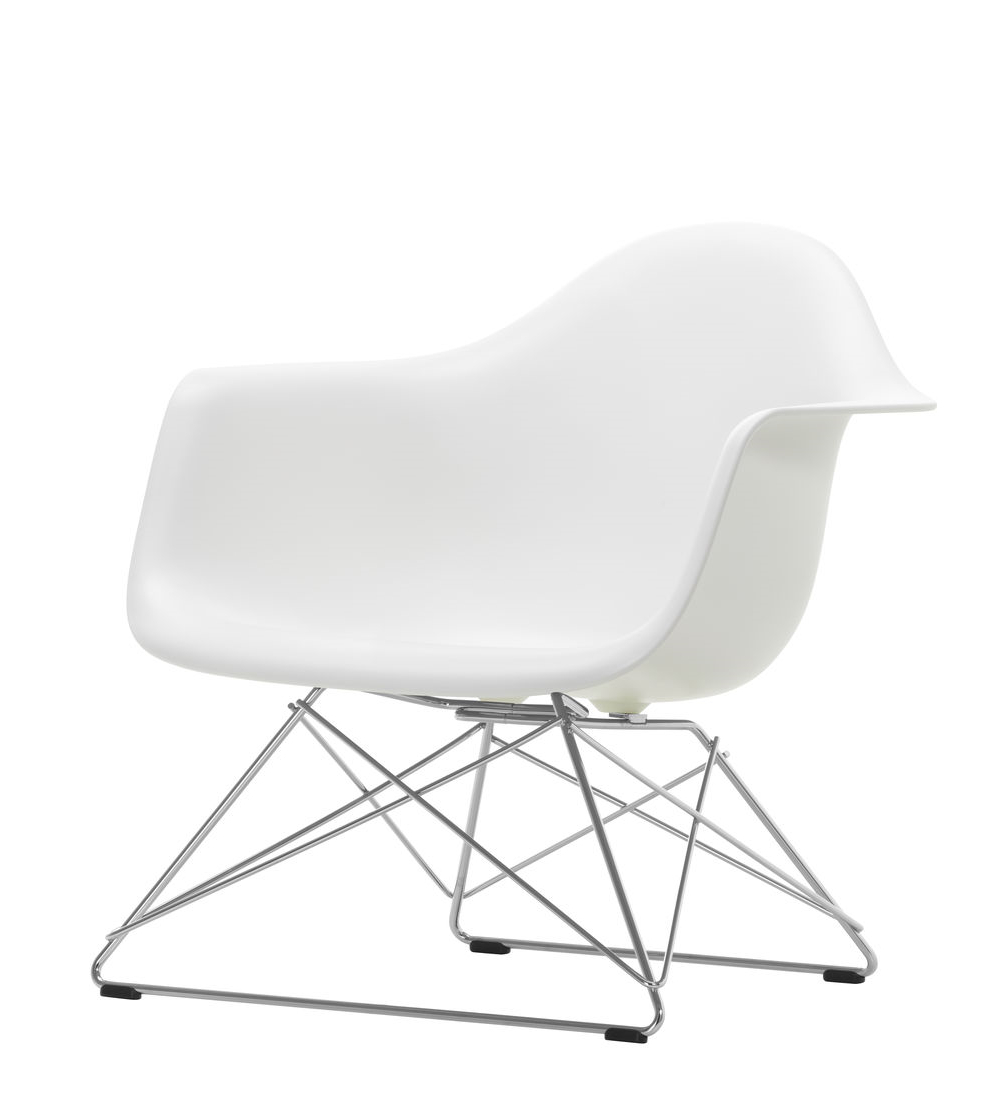 Weißer Eames Plastic Arm Chair LAR Stuhl von Vitra mit Chromgestell, seitliche Ansicht. Designklassiker.