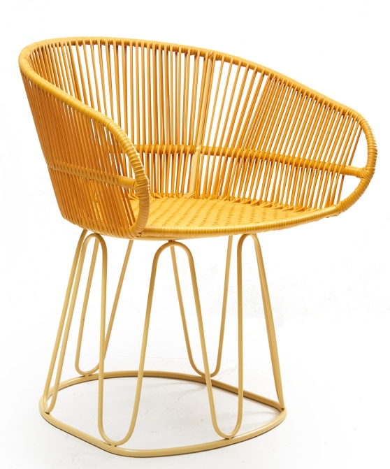 Honiggelber Circo Stuhl für den Outdoor-Bereich. Gelber Rattansessel mit filigranem Metallgestell. Bequemer Design Stuhl.