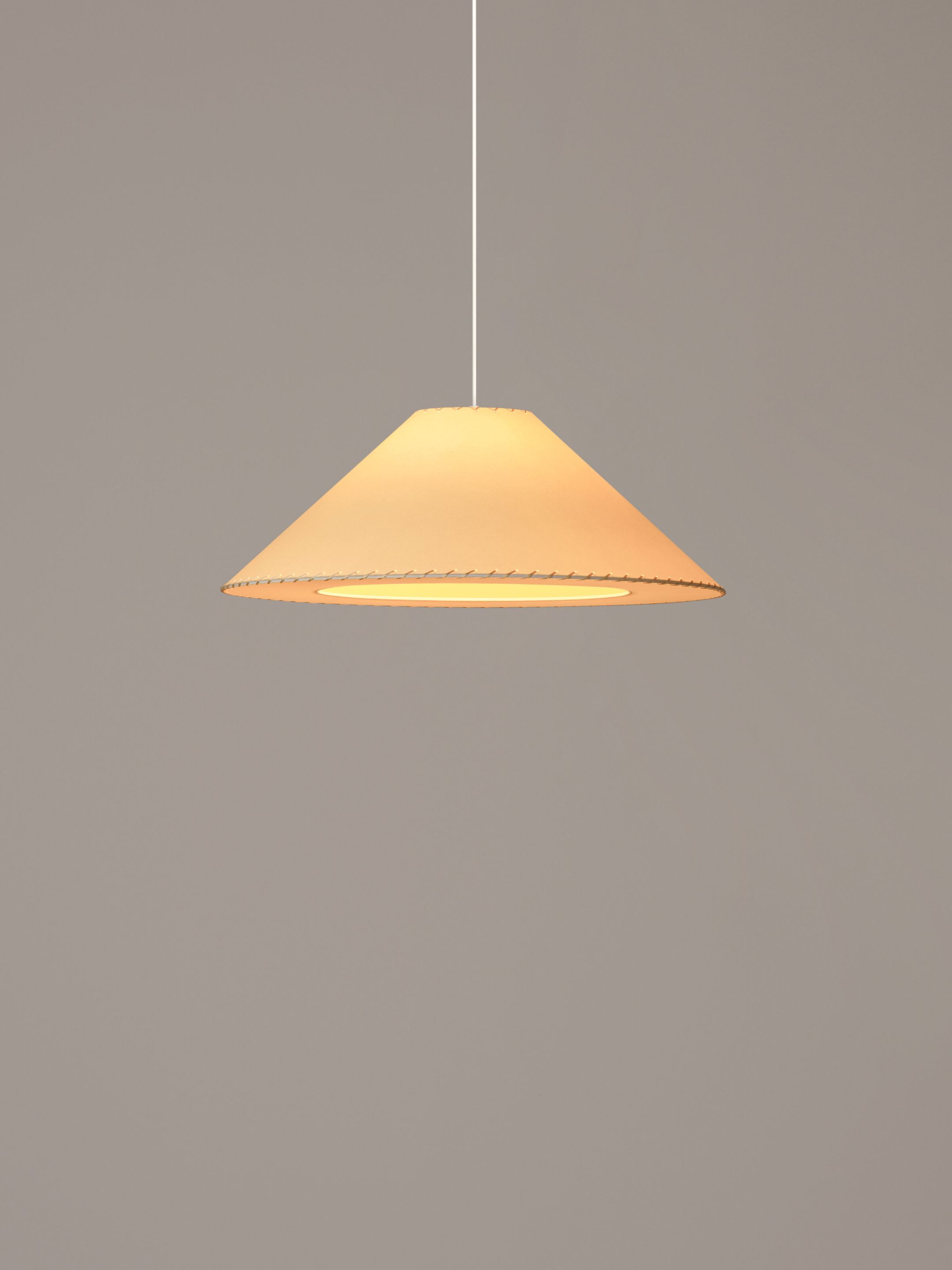 Beige Sísísí Pendelleuchte von Santa & Cole, konisch geformt, für stimmungsvolle Beleuchtung im Raum.