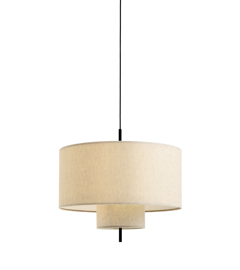 Beige Margin Pendelleuchte von New Works, Ø50cm, mit zwei Stoffschirmen und schwarzer Aufhängung.