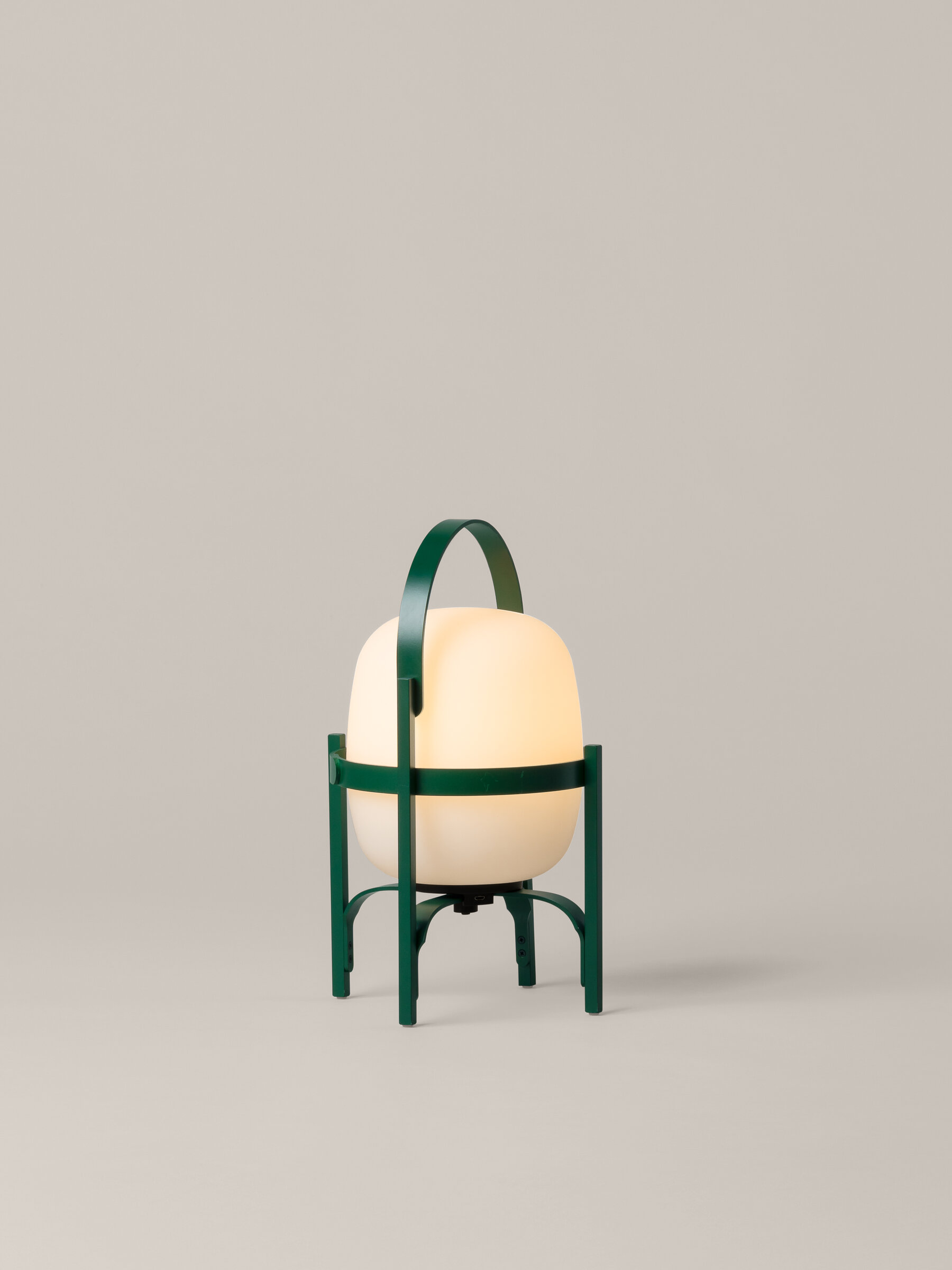 Cestita Alubat Tischleuchte in English Green von Santa & Cole. Moderne, tragbare Lampe.
