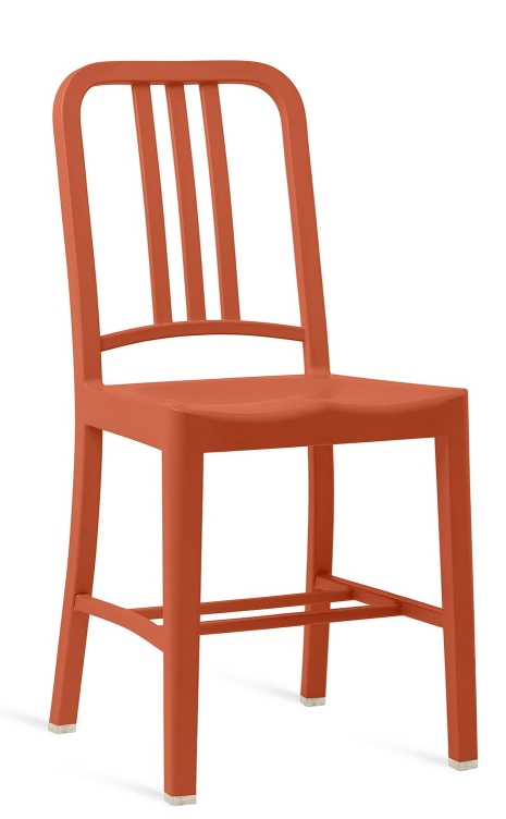 Emeco 111 Navy Chair Stuhl in Persimmon: Klassischer Designstuhl aus recyceltem Kunststoff.