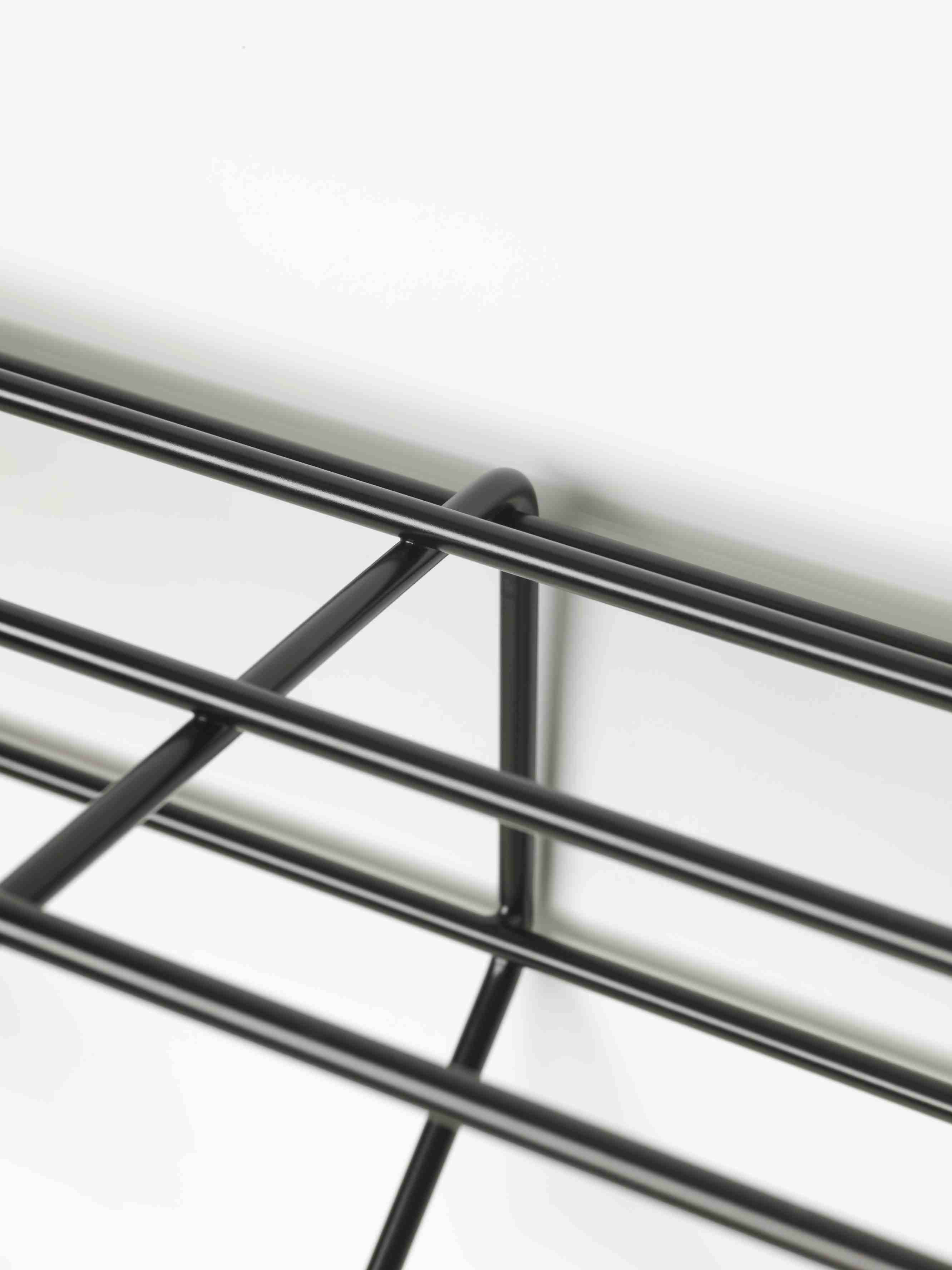 Detailaufnahme der schwarzen Metallstruktur der DZ 05 Garderobe Spectrum.